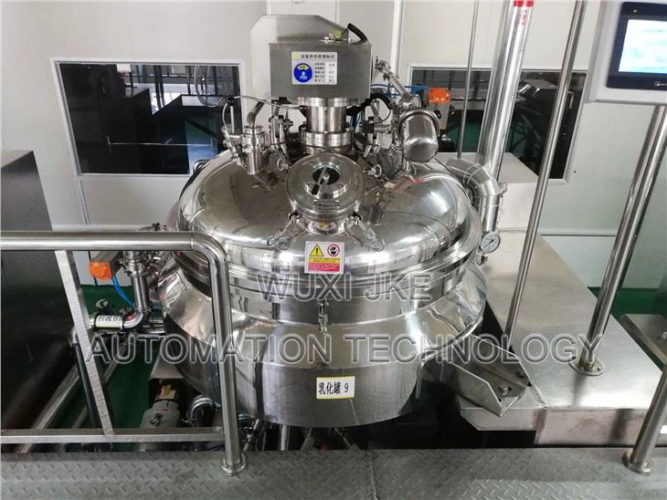 Mixer per omogeneizzare l'insalata